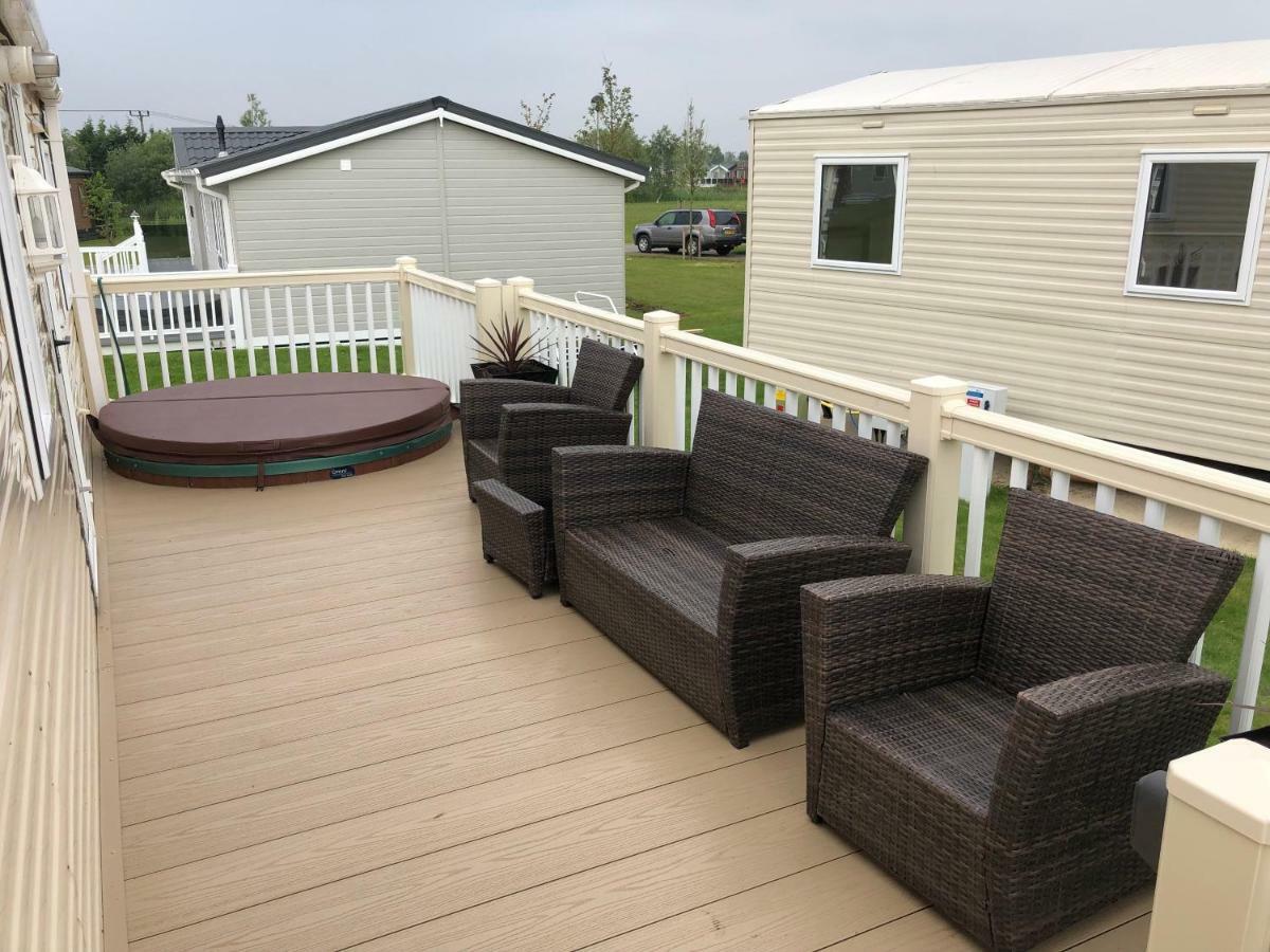 4 Bedroom 10 Berth Caravans With Hot Tub ,Mountain Bikes Tattershall Lakes Exterior photo